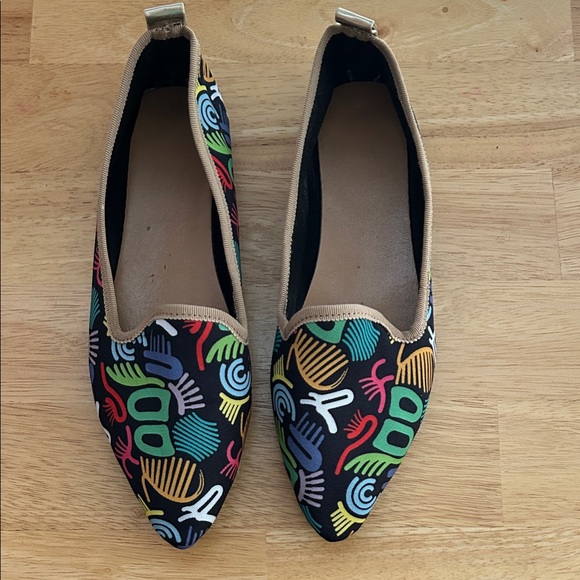 Shoes - Women's Graffiti Patterned Pointed Flats - Black Multi